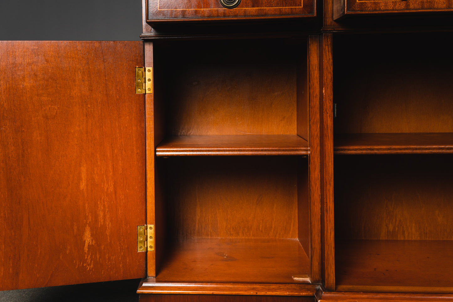 Elegantes kleines Sideboard im Englischen Stil, 2.Hälfte des 20.Jahrhunderts - Anrichte Kommode Schrank Antikstil MÖBLINGER