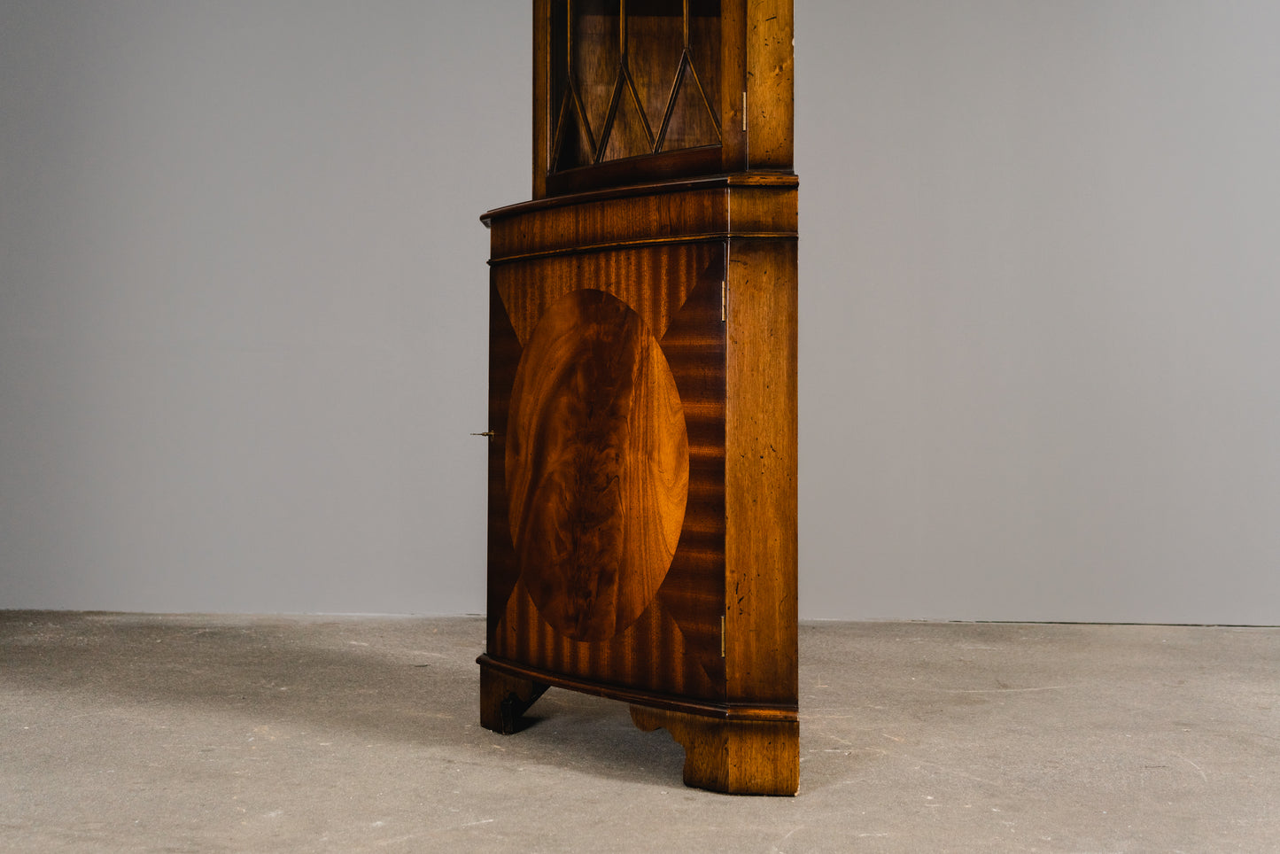 Schöner Eckschrank im Englischen Stil, 2.Hälfte des 20.Jahrhunderts - Vitrine Bücherschrank Schrank Regal Kommode Alt Vintage MÖBLINGER