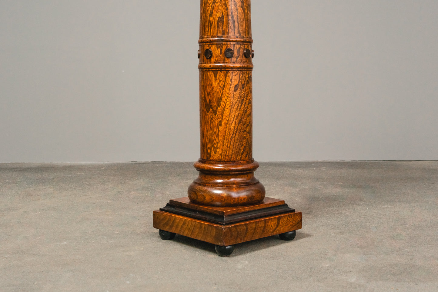 Schöne Antike Blumensäule, erste Hälfte des 20.Jahrhunderts - Dekoration Deko Säule Blumenständer Alt Antik MÖBLINGER