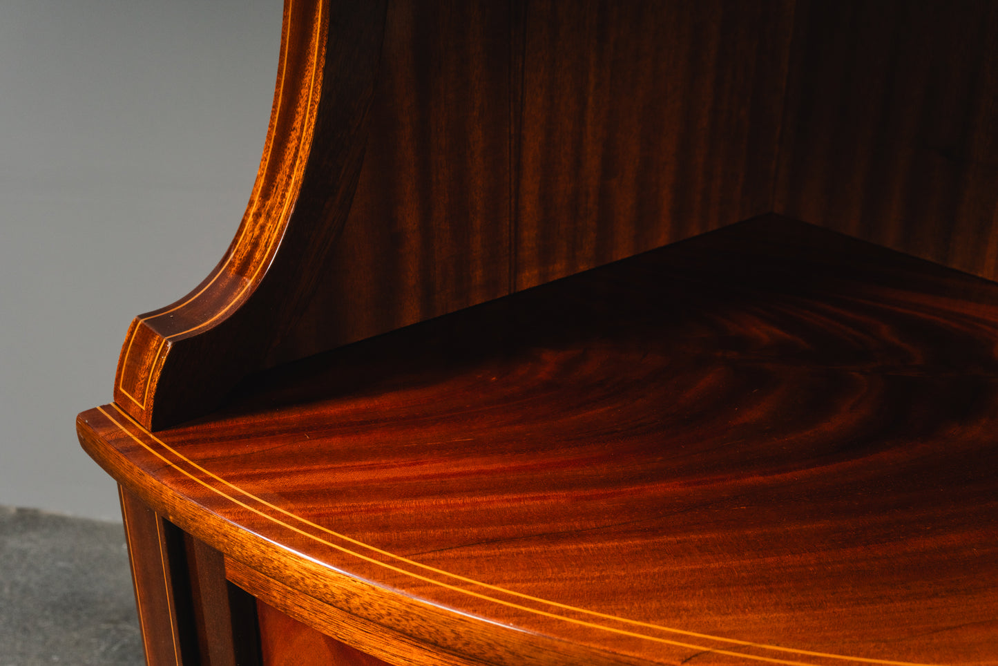 Elegante Eckvitrine im Englischen Stil, zweite Hälfte des 20.Jahrhunderts - Eckschrank Schrank Vitrine Kommode Regal Alt Vintage MÖBLINGER