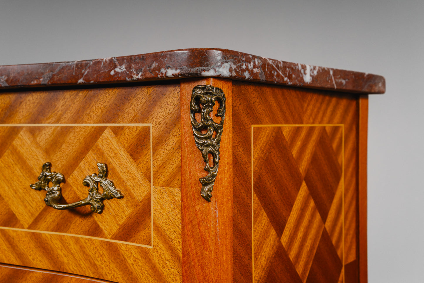 Schöne kleine Kommode im Antik-Stil