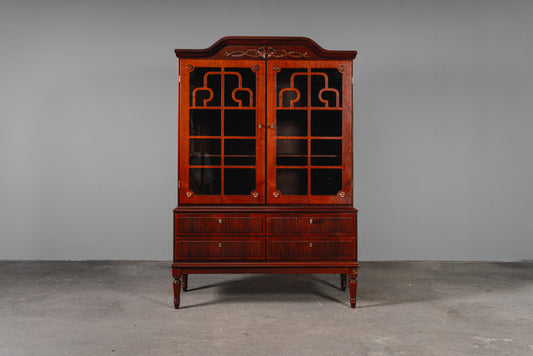 Eleganter Vitrinenschrank im Antik Stil