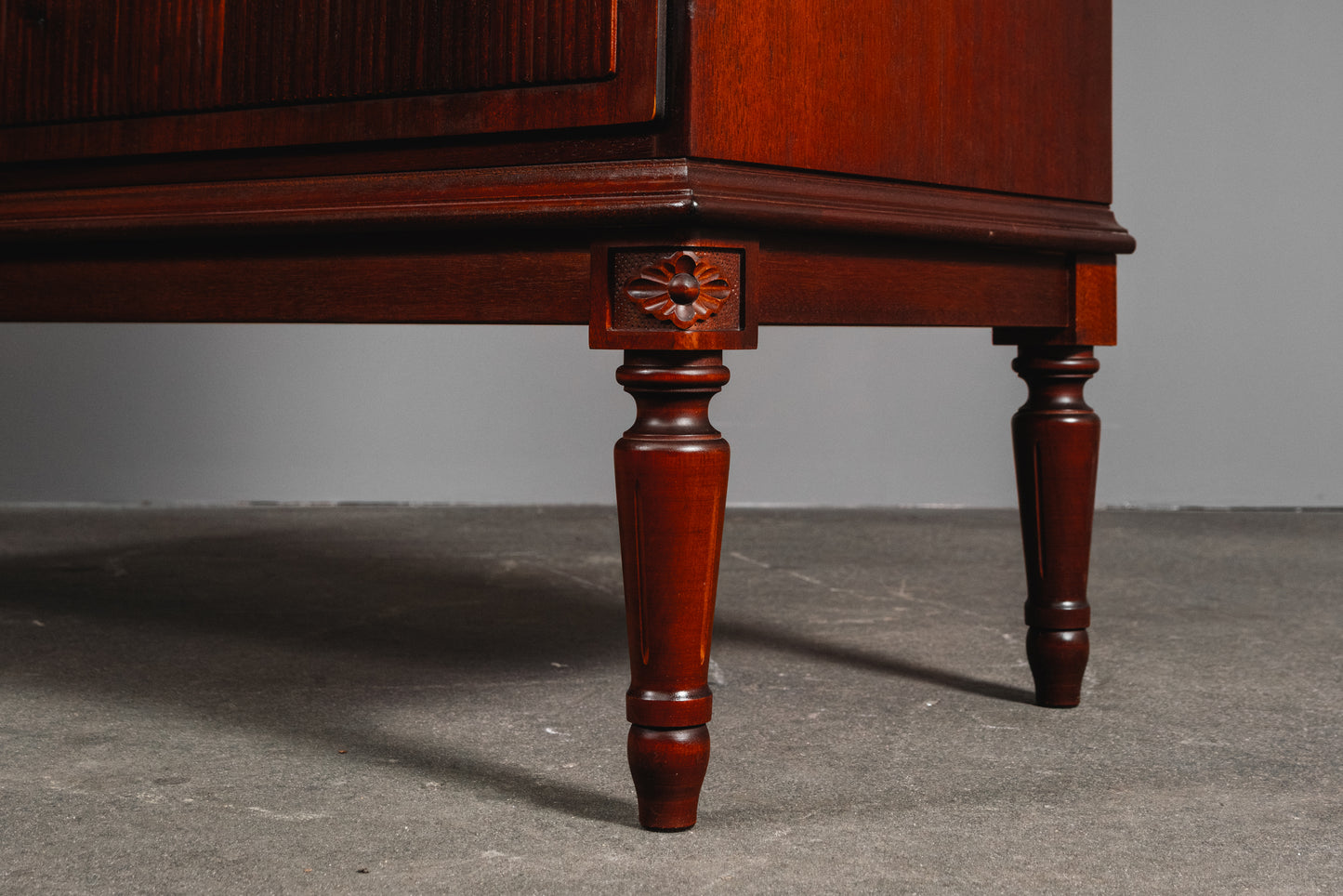 Eleganter Vitrinenschrank im Antik Stil