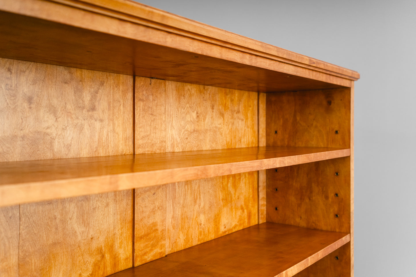 Zeitloses Antikes Bücherregal