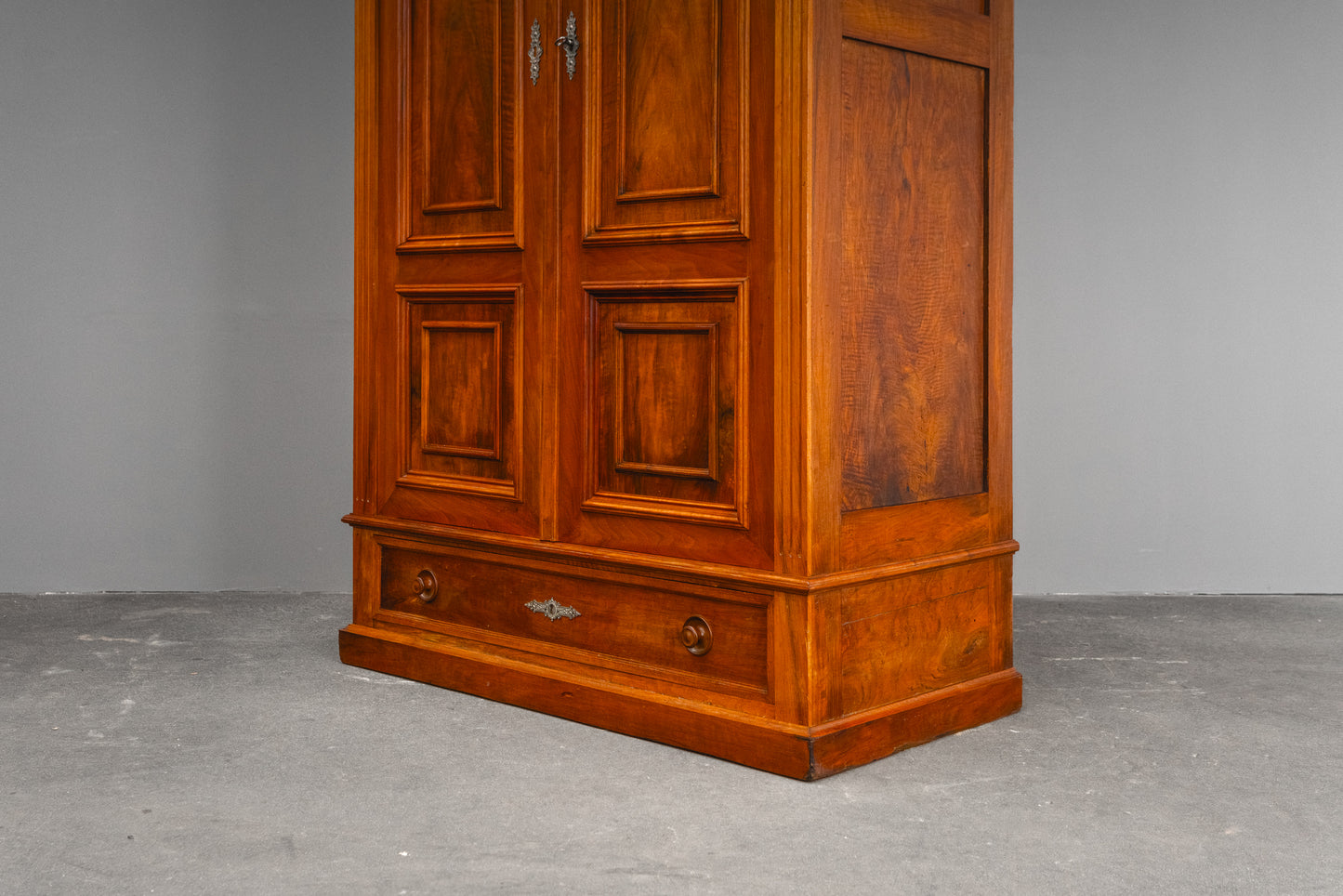 Eleganter Gründerzeit Kleiderschrank