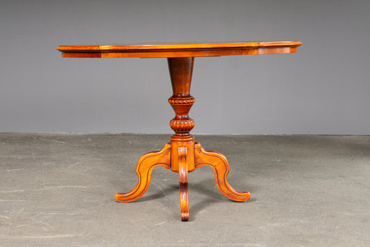 Eleganter Couchtisch im Antik Stil