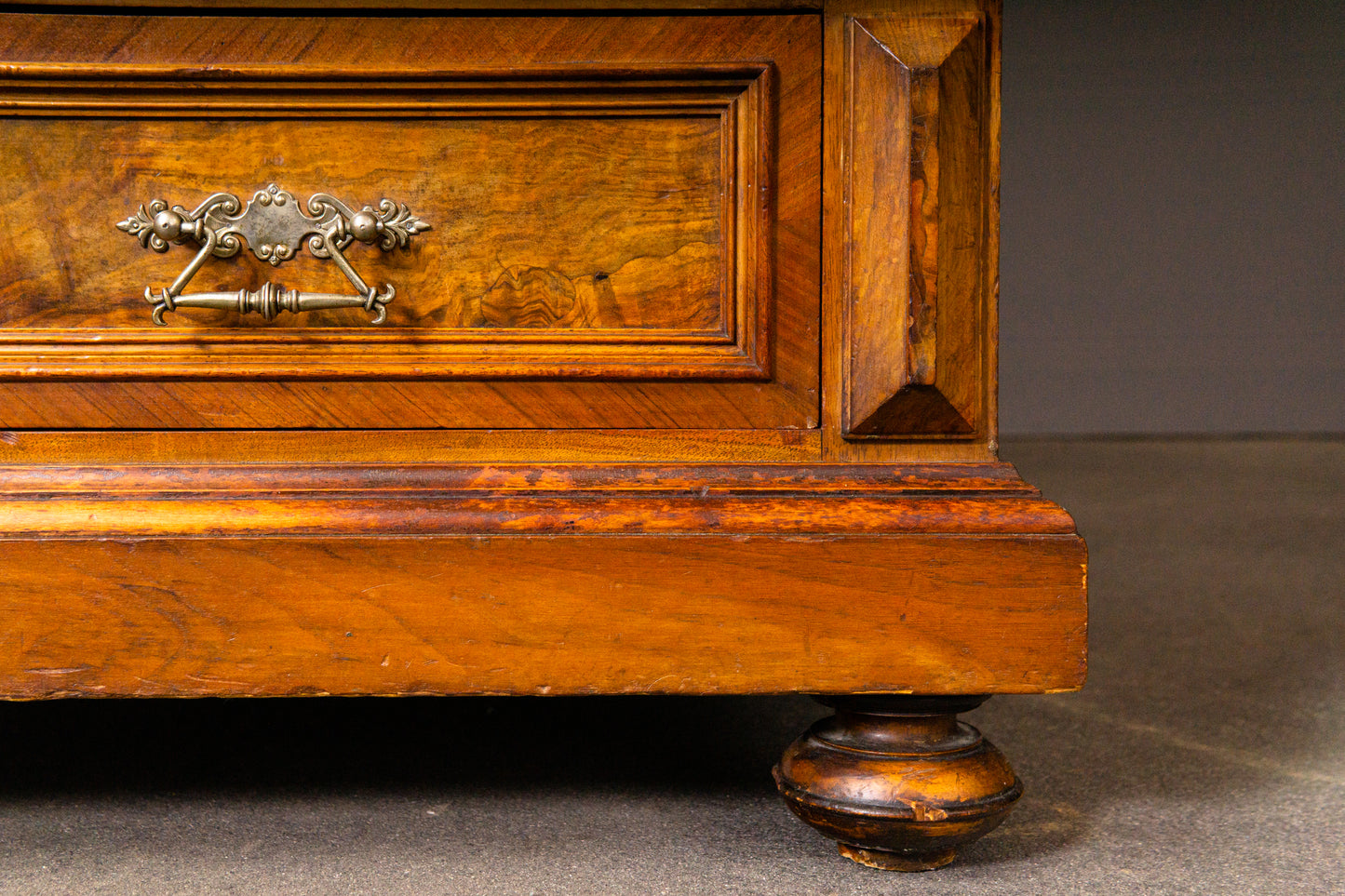 Eleganter Gründerzeit Wäscheschrank