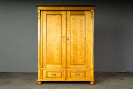 Schöner Jugendstil Kleiderschrank