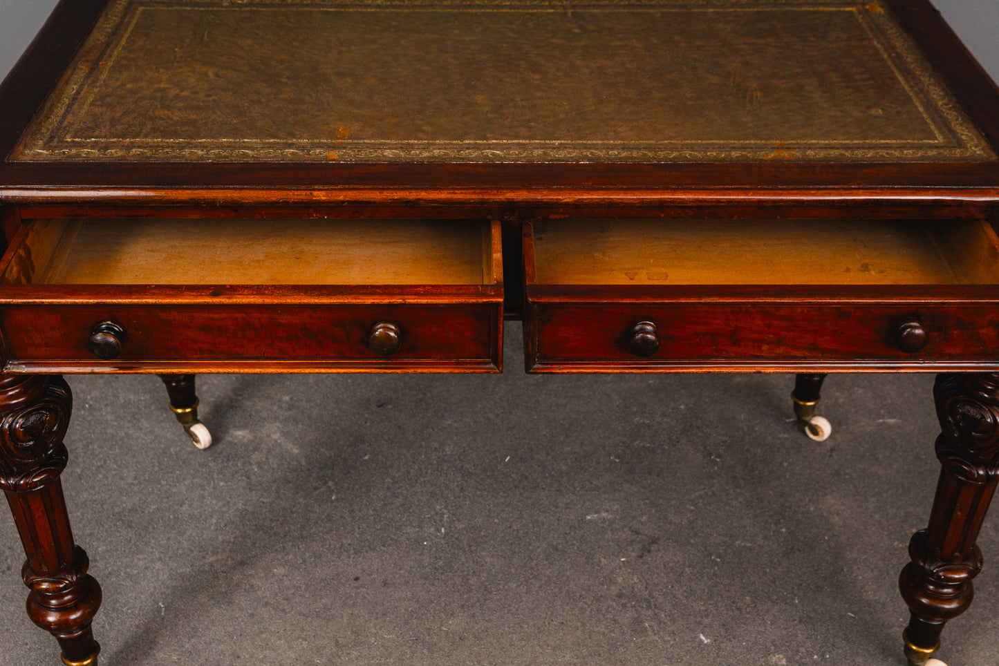 Eleganter Schreibtisch im Englischen Stil