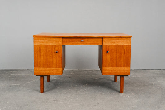 Schlichter Mid-Century Schreibtisch