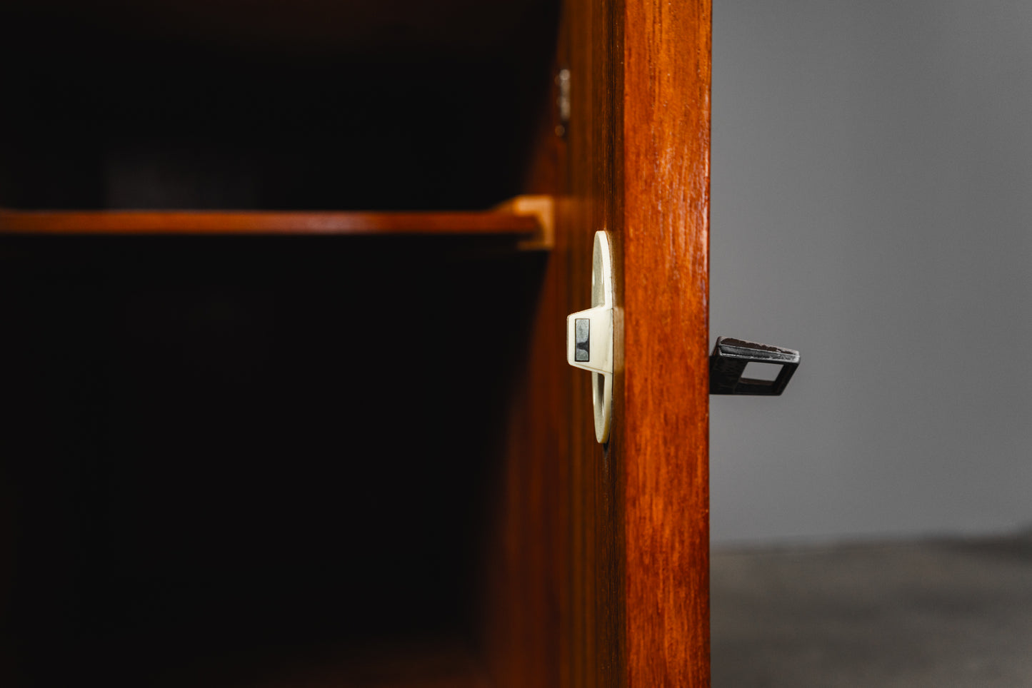 Schlichter Mid-Century Schreibtisch
