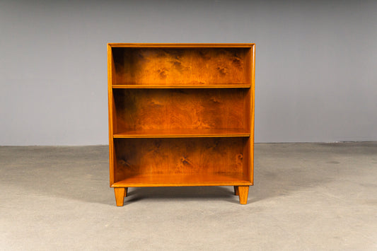 Süßes Mid-Century Bücherregal