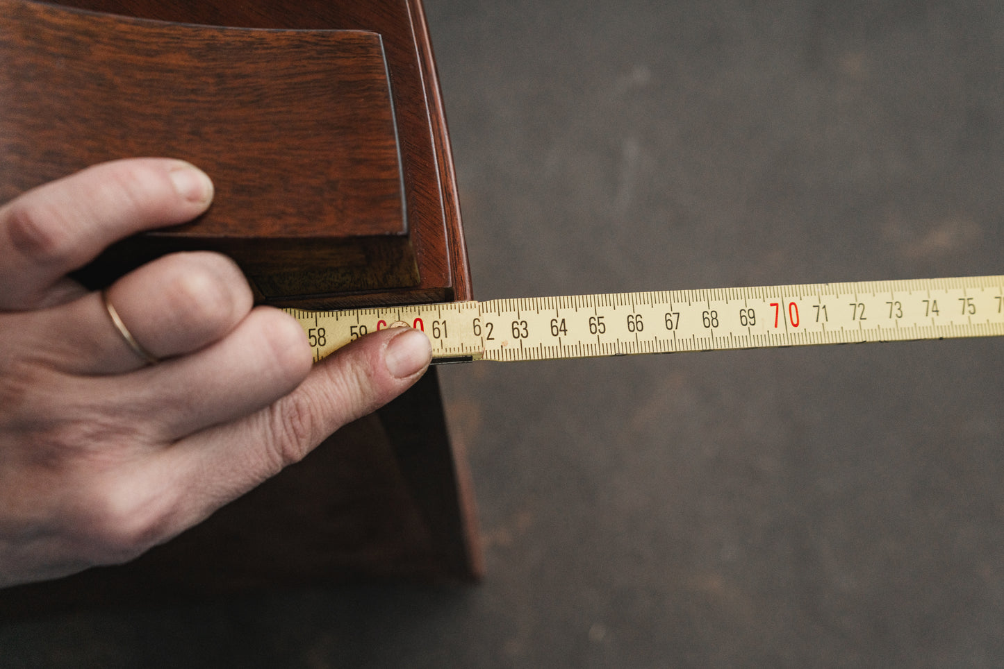 Eleganter Eckschrank im Biedermeier Stil
