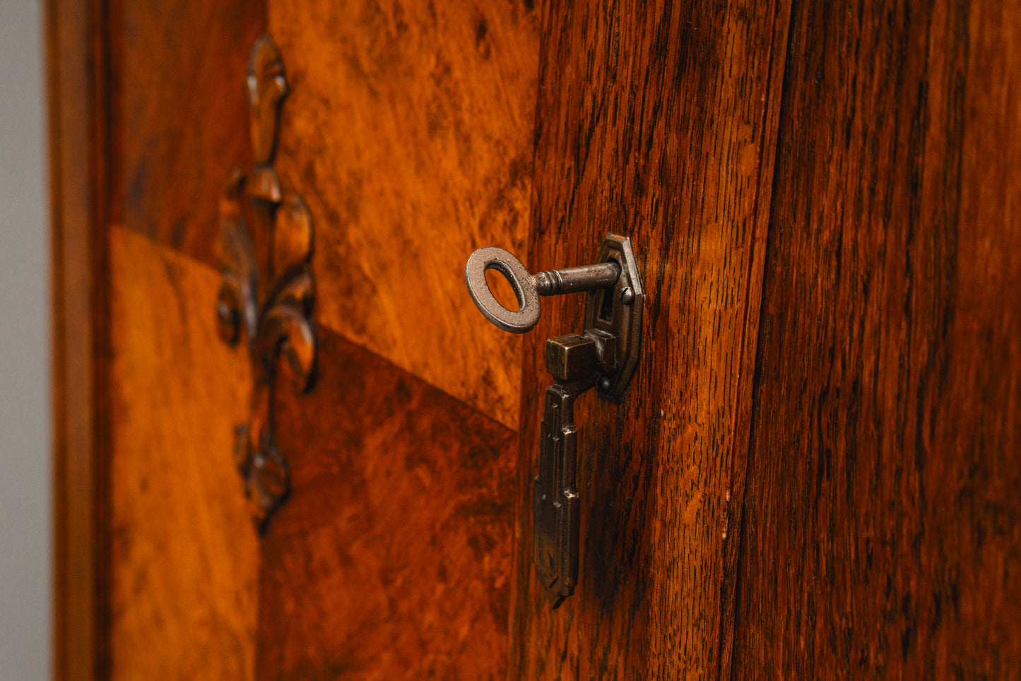 Jugendstil Schrank in Eiche - erste Hälfte des 20.Jahrhunderts