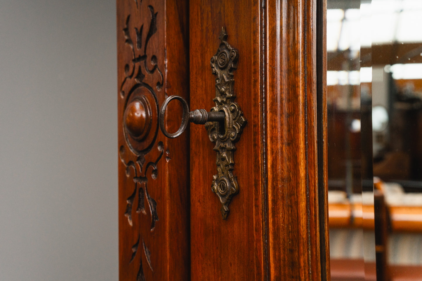 Gründerzeit Kleiderschrank in Nussbaum - zweite Hälfte des 19.Jahrhunderts
