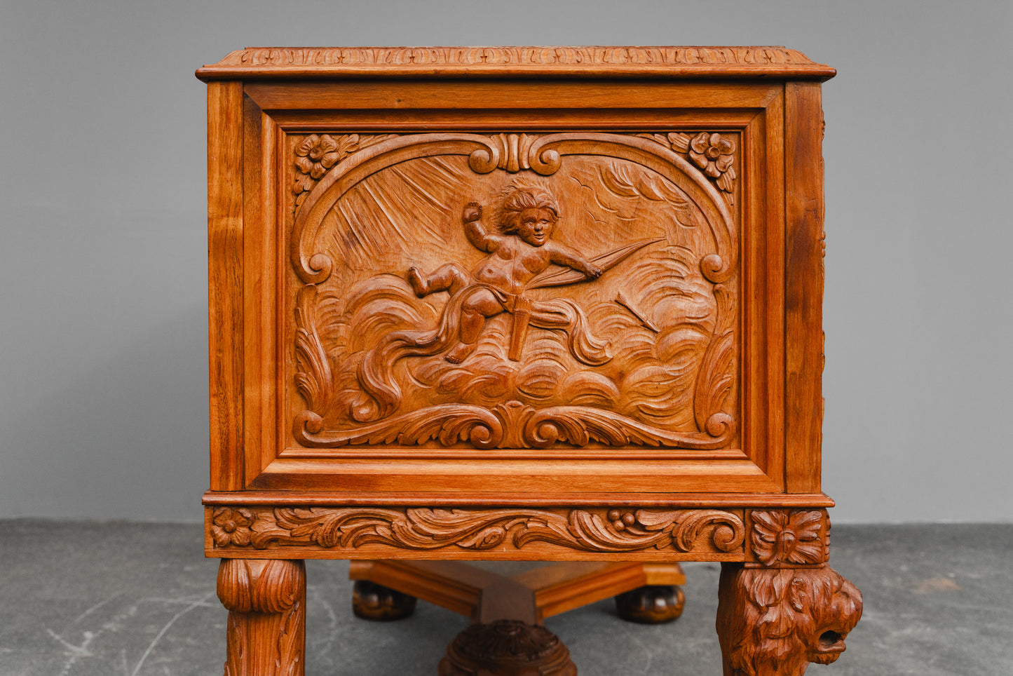 Neorenaissance Sammlerschrank / Besteckschrank in Nussbaum - vermutl. um 1944