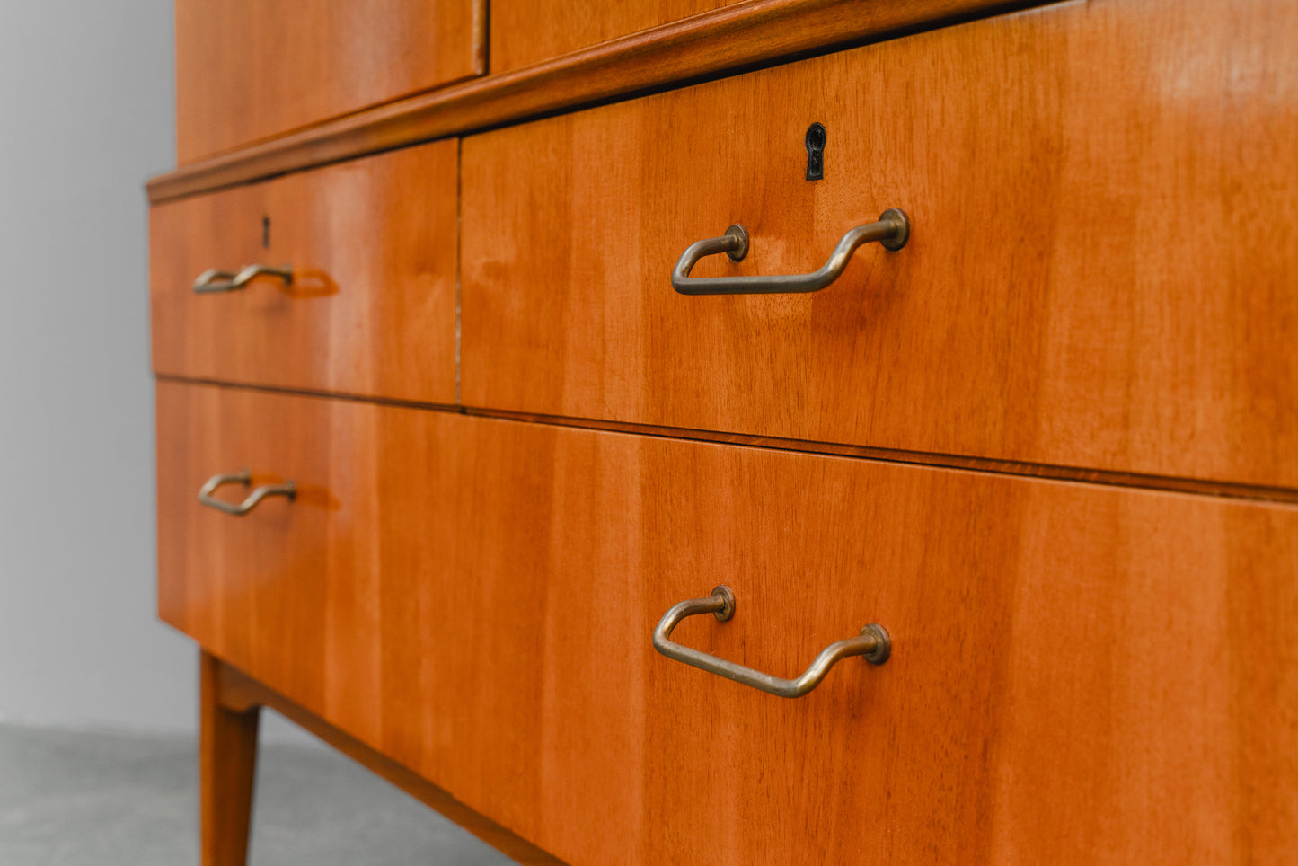 Mid-Century Highboard in Nussbaum - Mitte des 20.Jahrhunderts