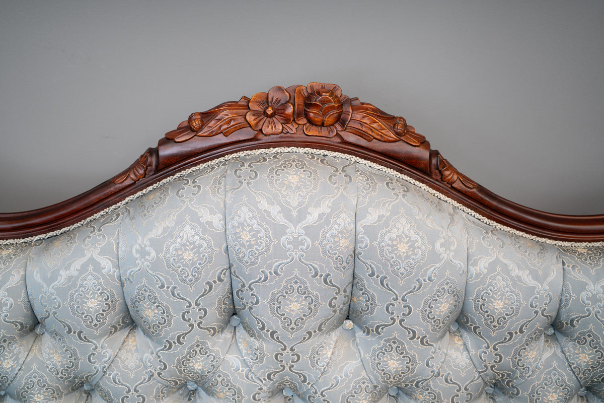 Zweisitzer Sofa im Antik Stil in Buche - zweite Hälfte des 20.Jahrhunderts