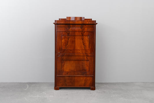 Biedermeier Garderobenschrank in Mahagoni - erste Hälfte des 19.Jahrhunderts