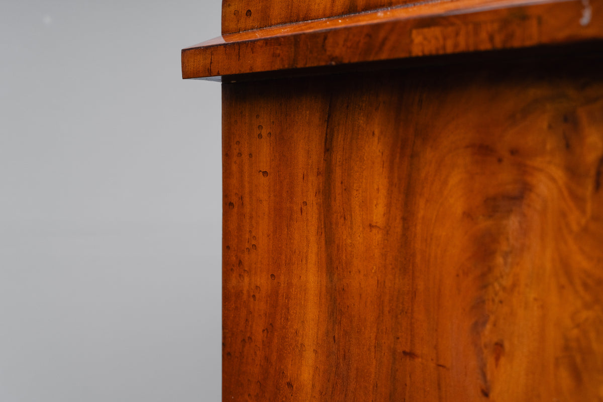 Kommode im Biedermeier Stil in Nussbaum - aus dem 19.Jahrhundert