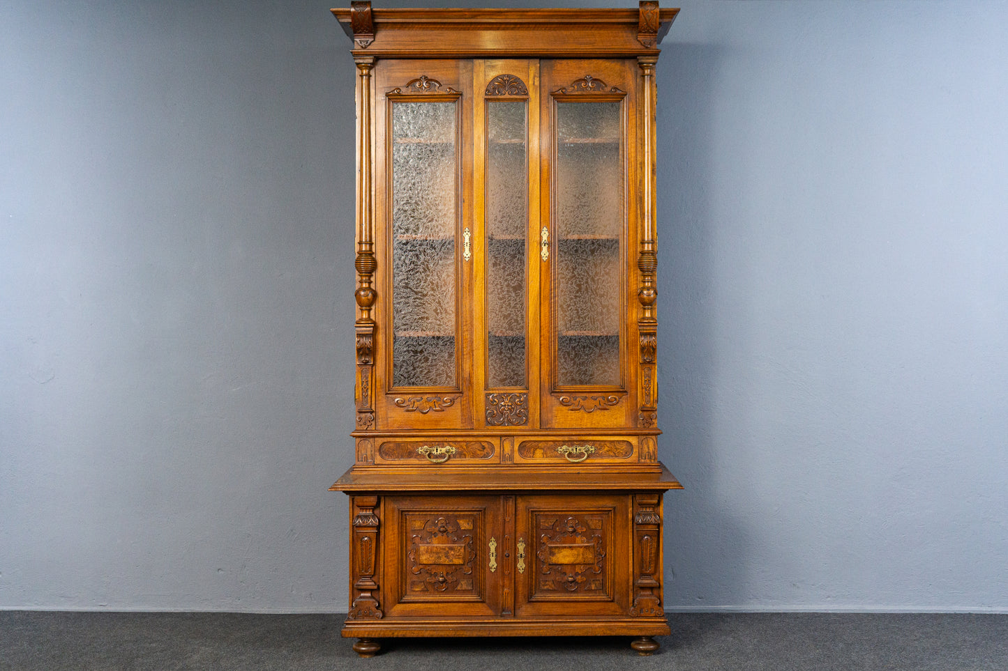 dekorativer Gründerzeit Bücherschrank, zweite Hälfte des 19.Jahrhunderts - Nussbaum Eiche zweitürig Eisglas Schrank Vitrine Büro