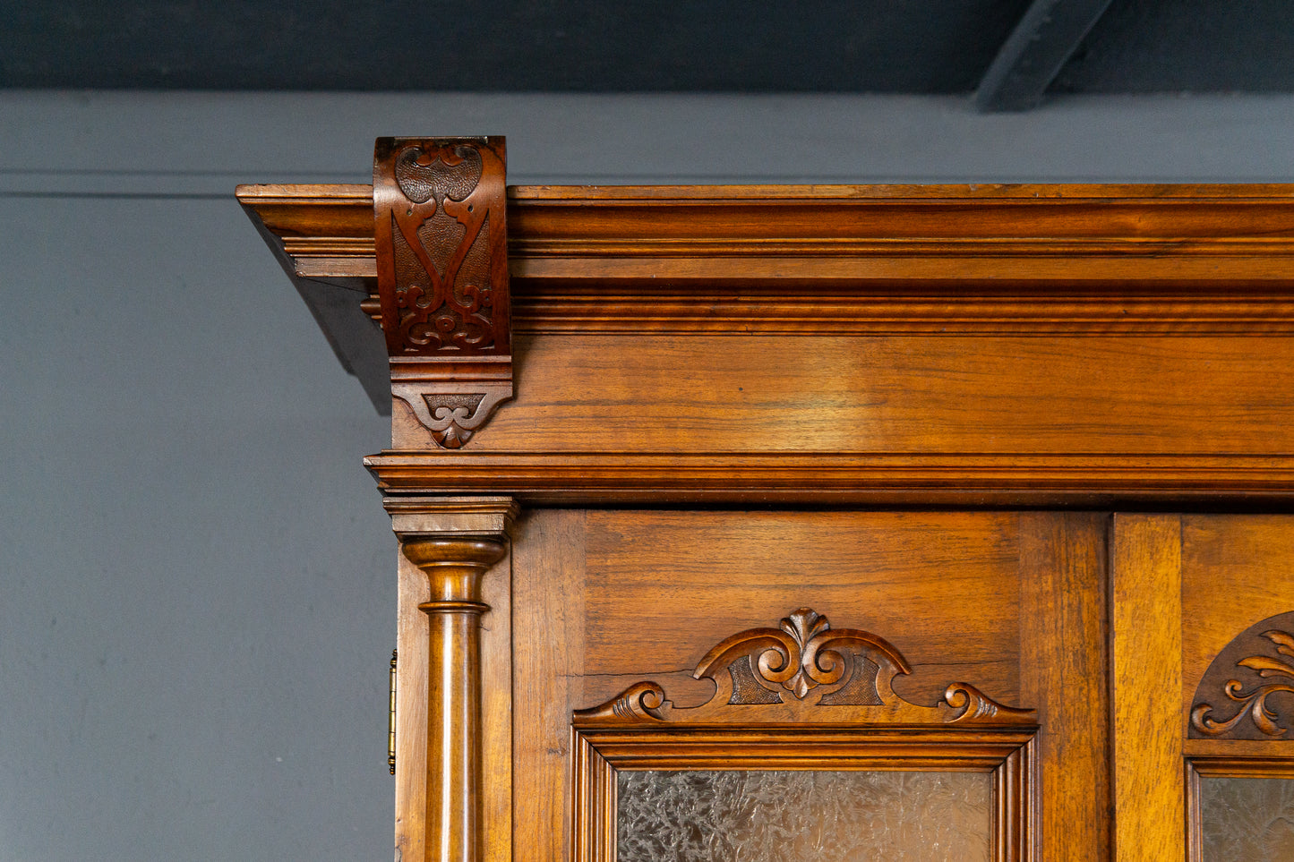 dekorativer Gründerzeit Bücherschrank, zweite Hälfte des 19.Jahrhunderts - Nussbaum Eiche zweitürig Eisglas Schrank Vitrine Büro