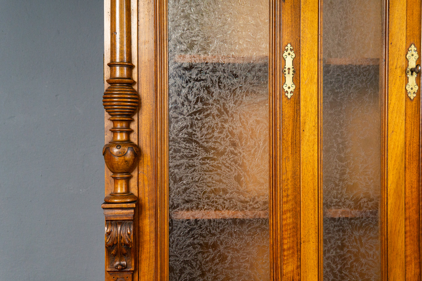 dekorativer Gründerzeit Bücherschrank, zweite Hälfte des 19.Jahrhunderts - Nussbaum Eiche zweitürig Eisglas Schrank Vitrine Büro