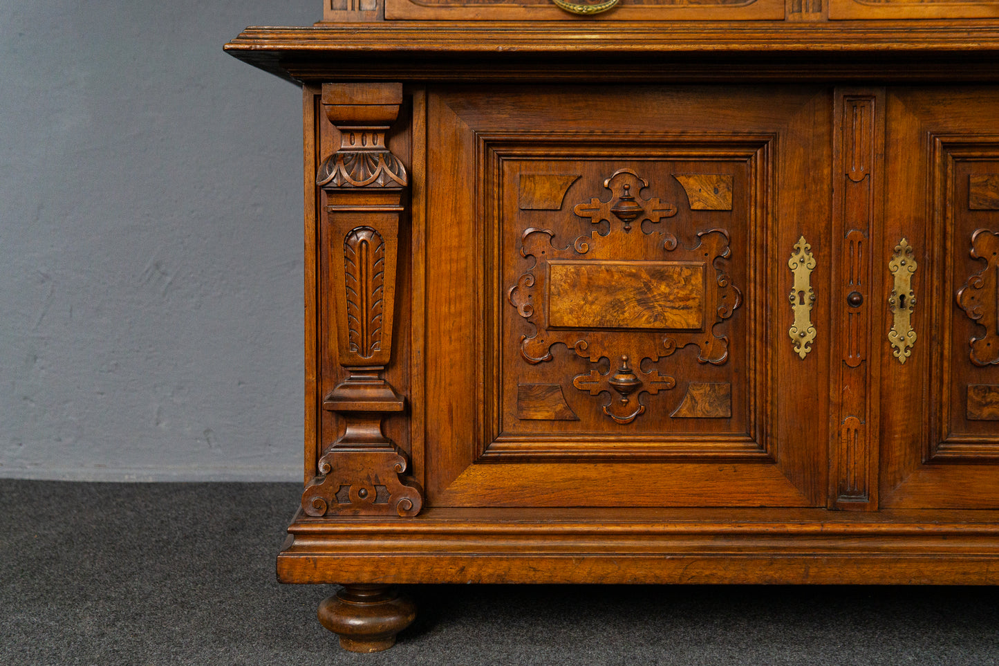 dekorativer Gründerzeit Bücherschrank, zweite Hälfte des 19.Jahrhunderts - Nussbaum Eiche zweitürig Eisglas Schrank Vitrine Büro