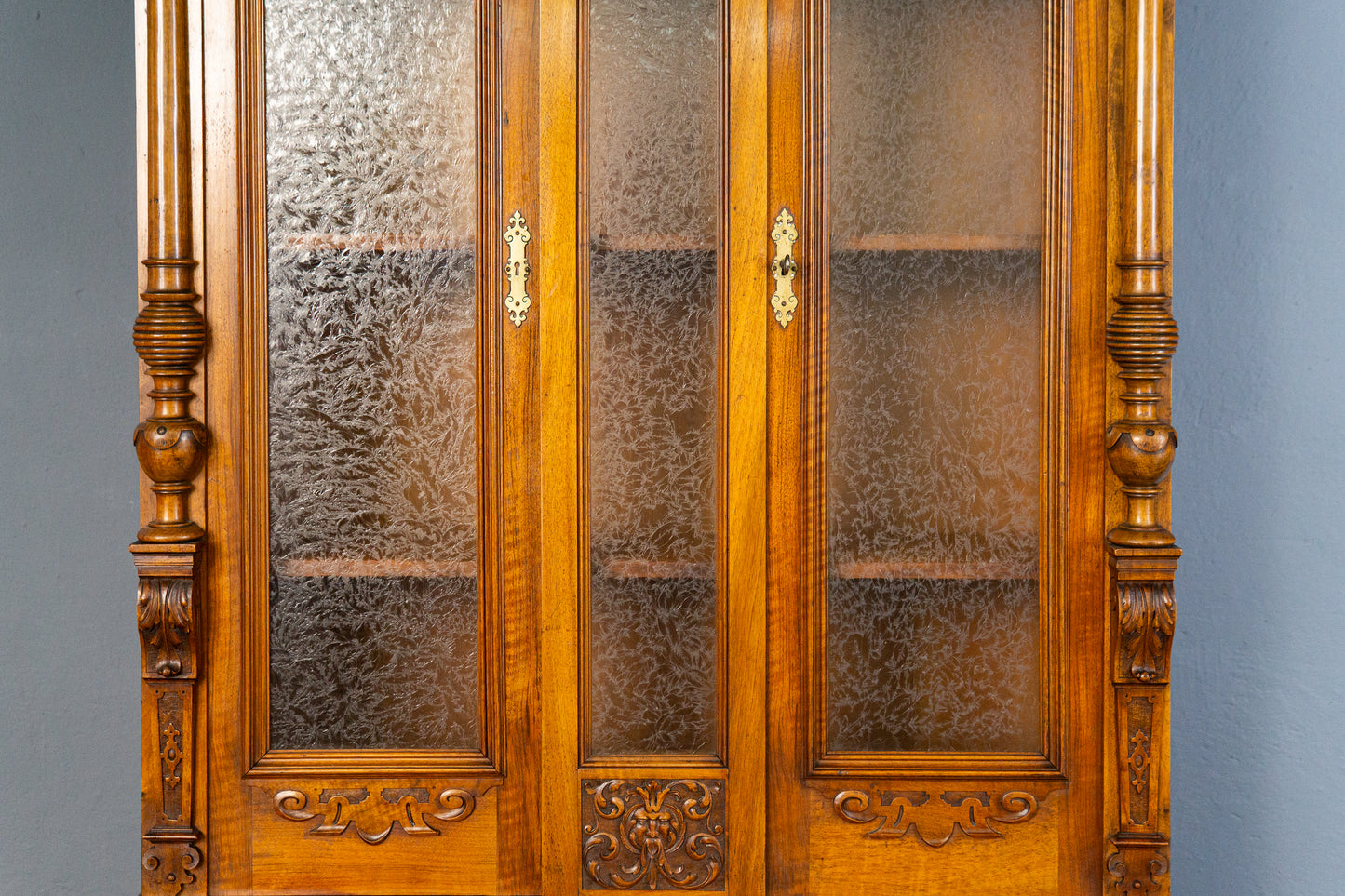 dekorativer Gründerzeit Bücherschrank, zweite Hälfte des 19.Jahrhunderts - Nussbaum Eiche zweitürig Eisglas Schrank Vitrine Büro