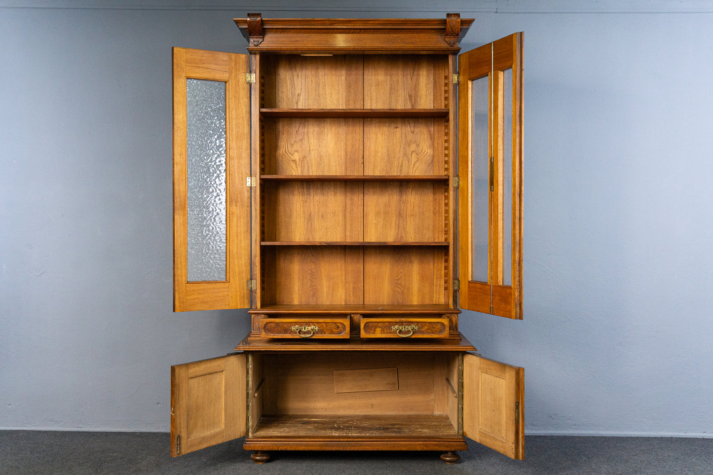dekorativer Gründerzeit Bücherschrank, zweite Hälfte des 19.Jahrhunderts - Nussbaum Eiche zweitürig Eisglas Schrank Vitrine Büro
