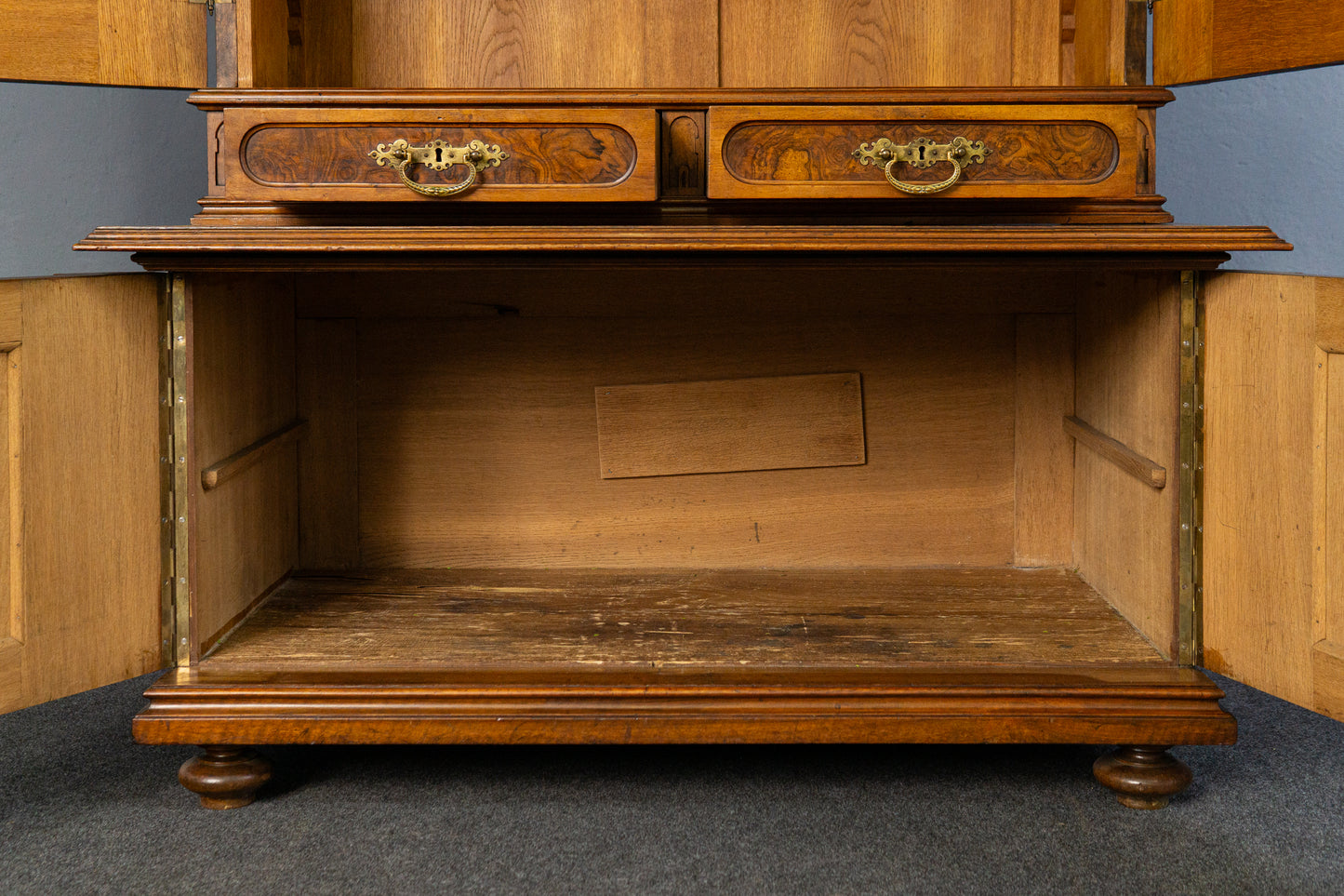 dekorativer Gründerzeit Bücherschrank, zweite Hälfte des 19.Jahrhunderts - Nussbaum Eiche zweitürig Eisglas Schrank Vitrine Büro