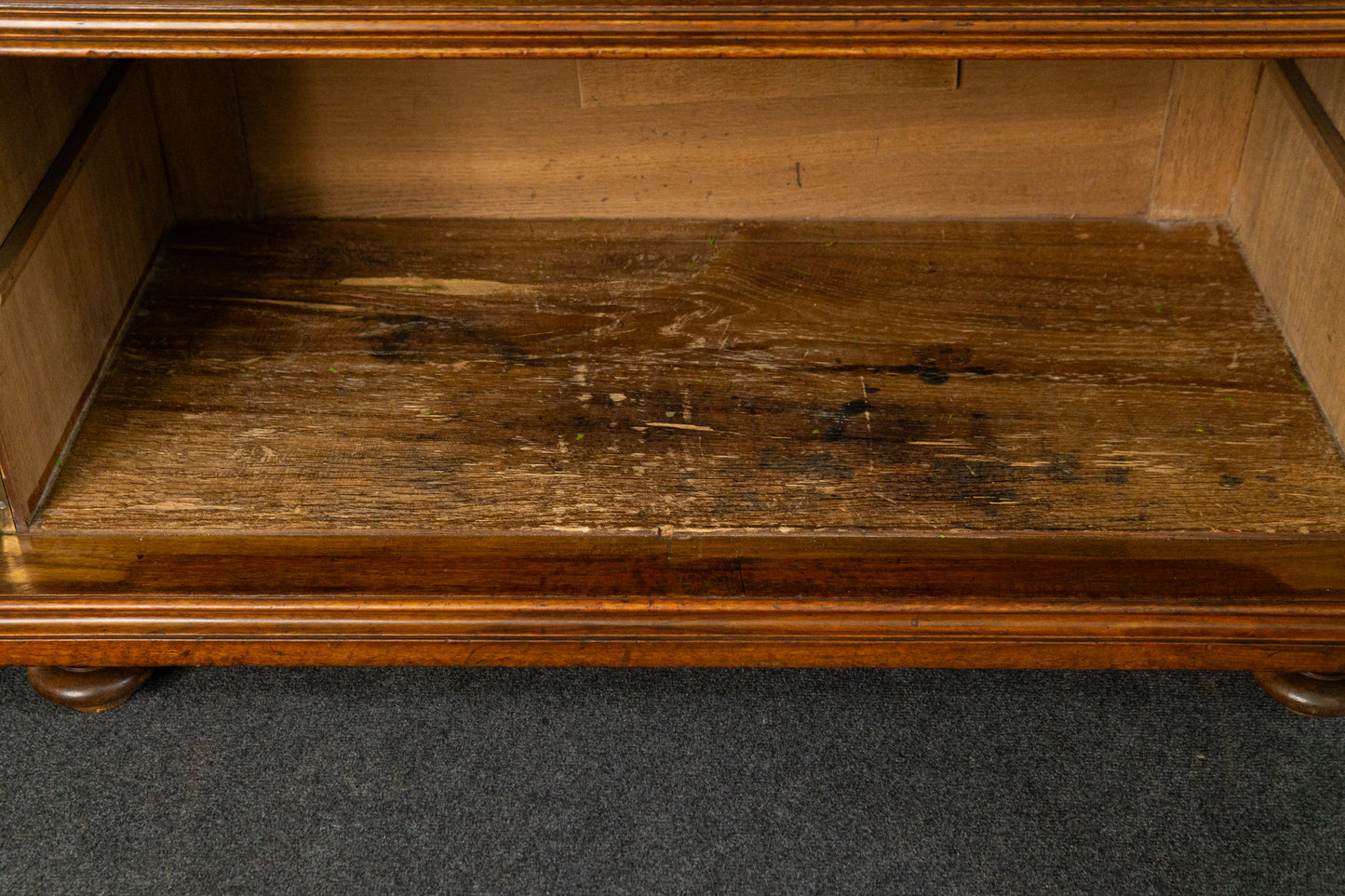 dekorativer Gründerzeit Bücherschrank, zweite Hälfte des 19.Jahrhunderts - Nussbaum Eiche zweitürig Eisglas Schrank Vitrine Büro