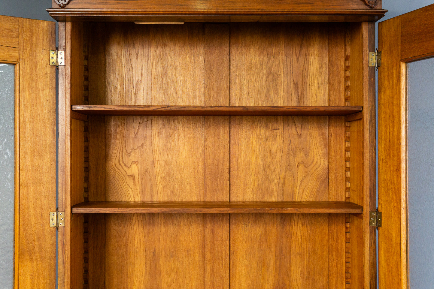 dekorativer Gründerzeit Bücherschrank, zweite Hälfte des 19.Jahrhunderts - Nussbaum Eiche zweitürig Eisglas Schrank Vitrine Büro