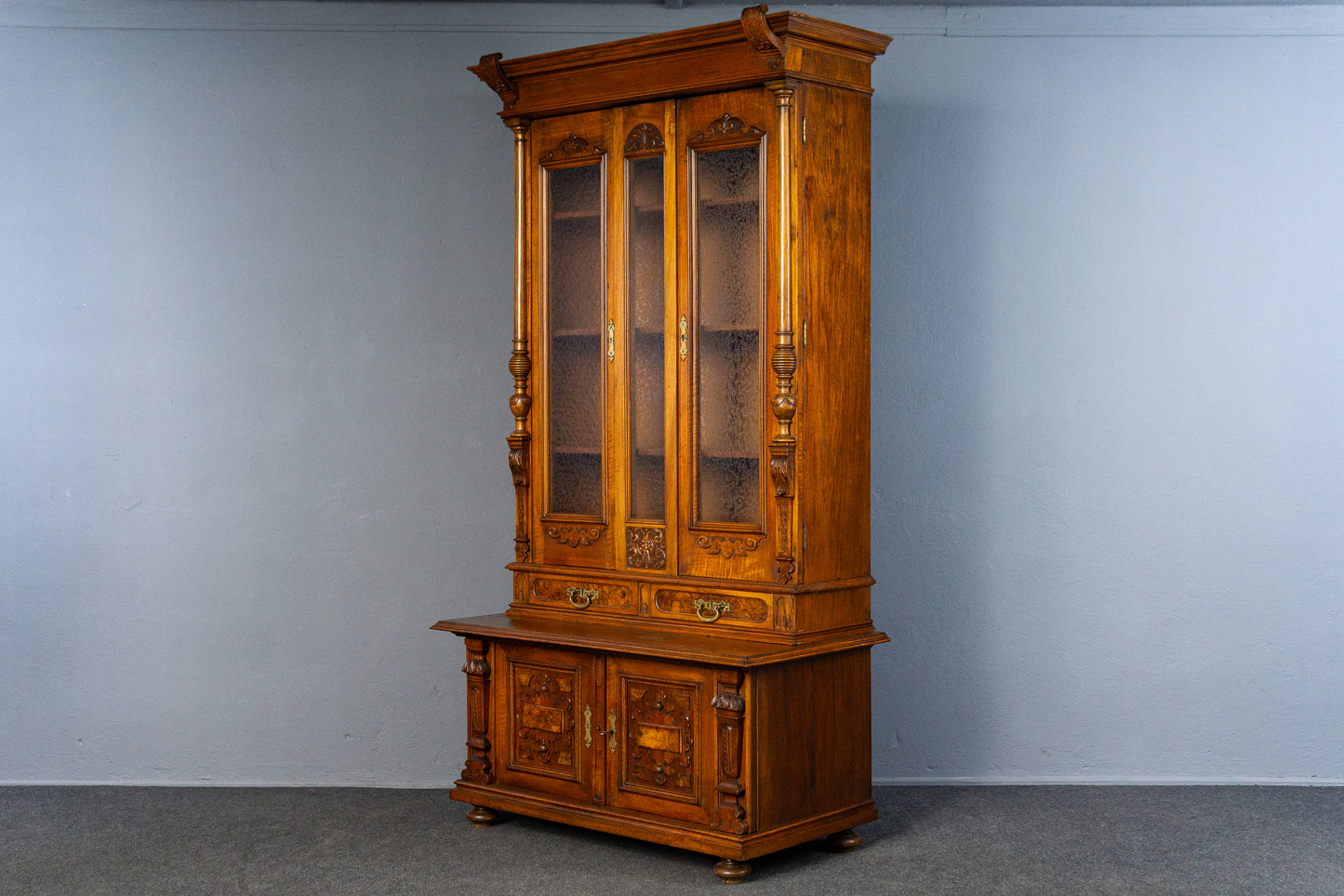 dekorativer Gründerzeit Bücherschrank, zweite Hälfte des 19.Jahrhunderts - Nussbaum Eiche zweitürig Eisglas Schrank Vitrine Büro
