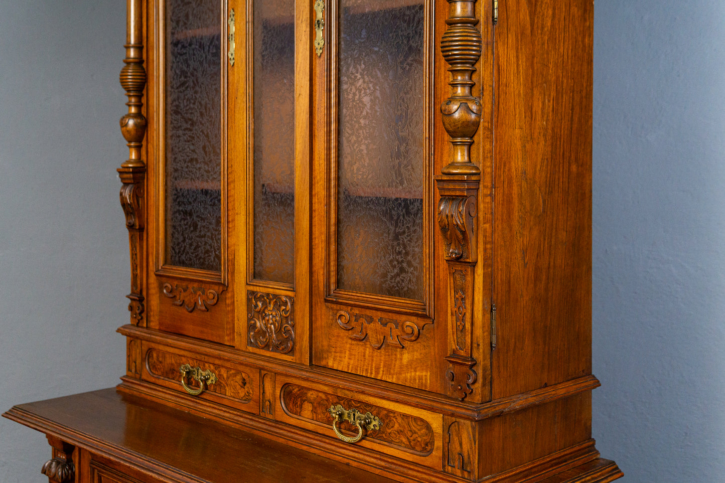dekorativer Gründerzeit Bücherschrank, zweite Hälfte des 19.Jahrhunderts - Nussbaum Eiche zweitürig Eisglas Schrank Vitrine Büro