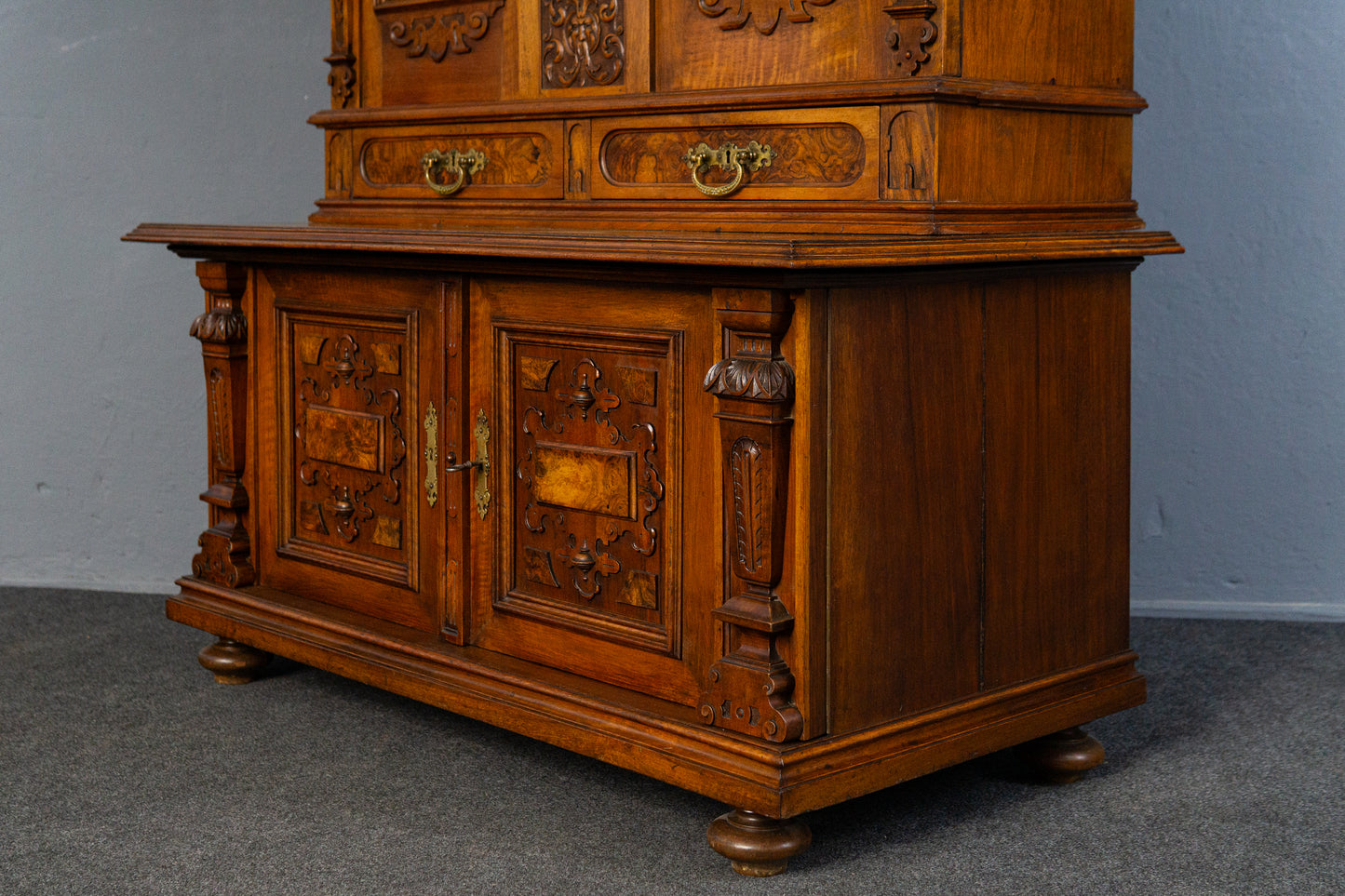 dekorativer Gründerzeit Bücherschrank, zweite Hälfte des 19.Jahrhunderts - Nussbaum Eiche zweitürig Eisglas Schrank Vitrine Büro