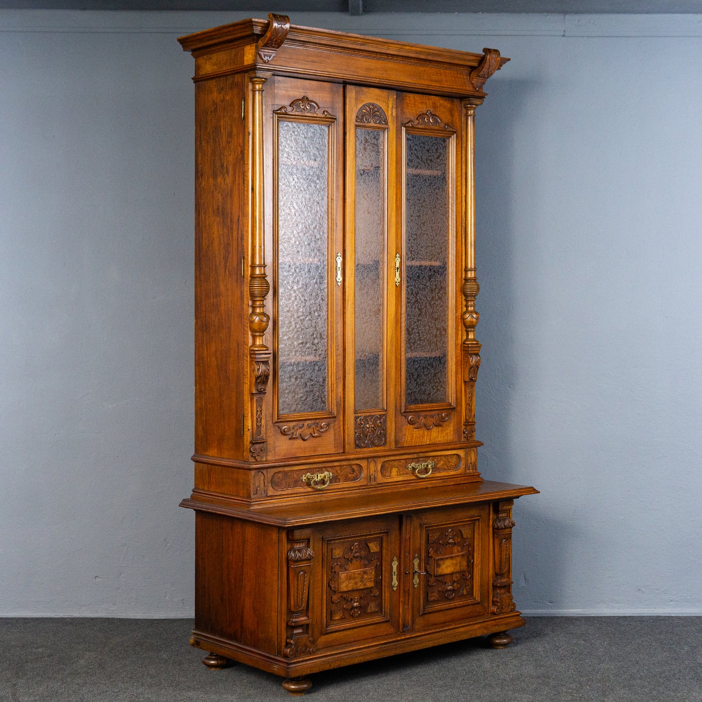 dekorativer Gründerzeit Bücherschrank, zweite Hälfte des 19.Jahrhunderts - Nussbaum Eiche zweitürig Eisglas Schrank Vitrine Büro