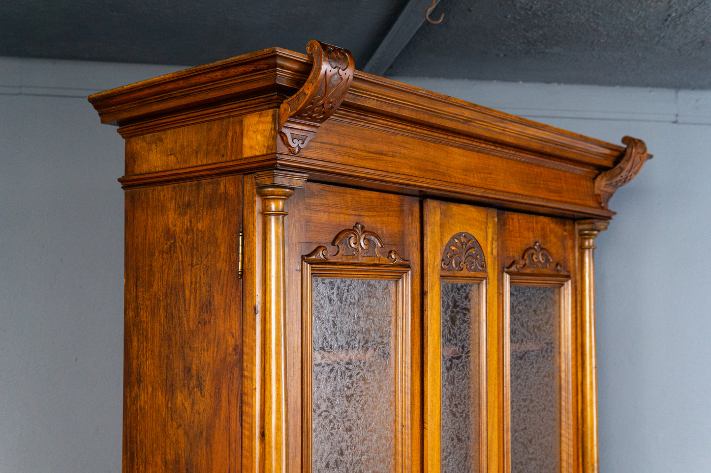 dekorativer Gründerzeit Bücherschrank, zweite Hälfte des 19.Jahrhunderts - Nussbaum Eiche zweitürig Eisglas Schrank Vitrine Büro