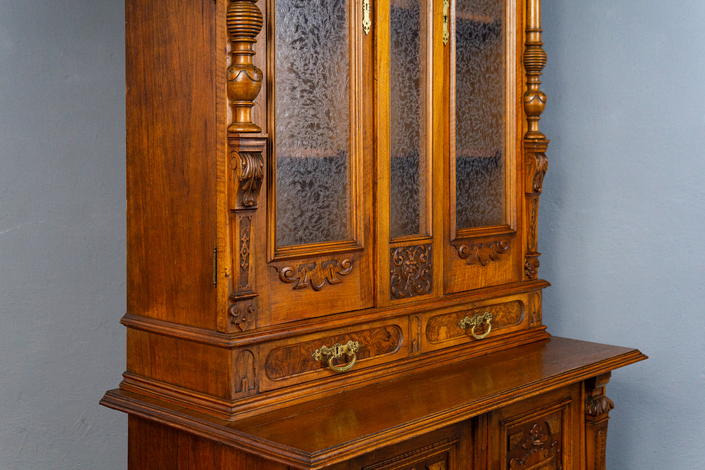dekorativer Gründerzeit Bücherschrank, zweite Hälfte des 19.Jahrhunderts - Nussbaum Eiche zweitürig Eisglas Schrank Vitrine Büro