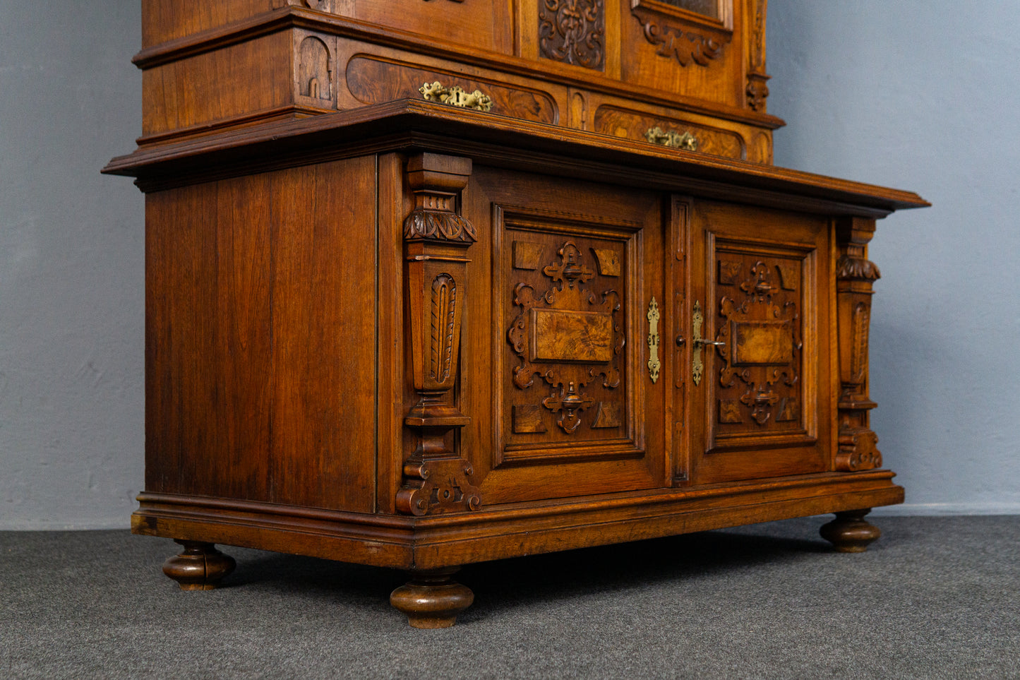 dekorativer Gründerzeit Bücherschrank, zweite Hälfte des 19.Jahrhunderts - Nussbaum Eiche zweitürig Eisglas Schrank Vitrine Büro