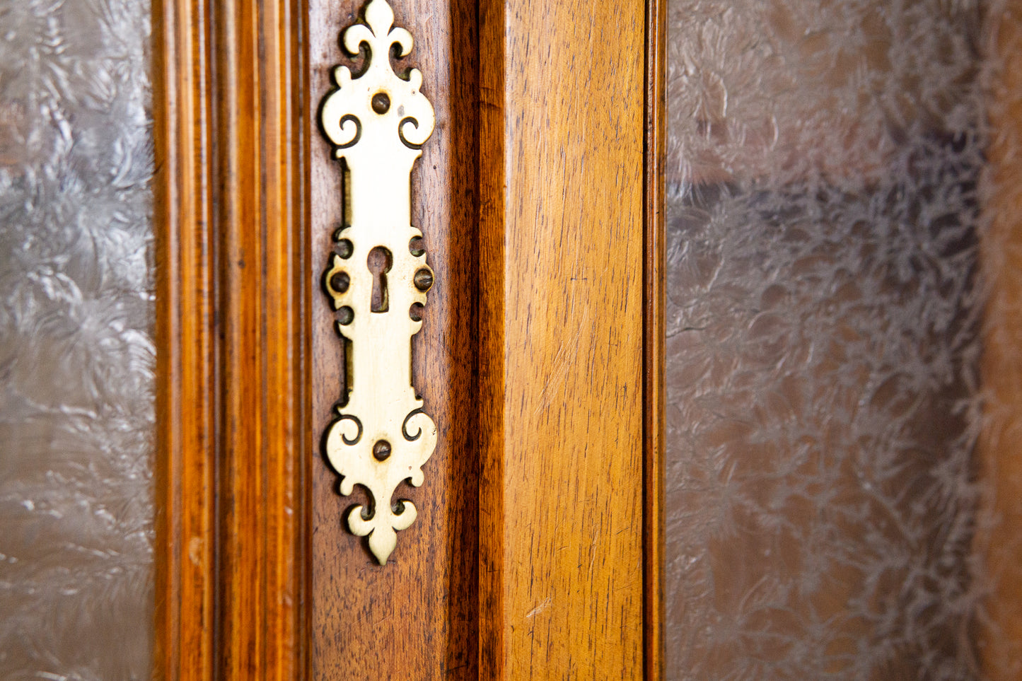 dekorativer Gründerzeit Bücherschrank, zweite Hälfte des 19.Jahrhunderts - Nussbaum Eiche zweitürig Eisglas Schrank Vitrine Büro