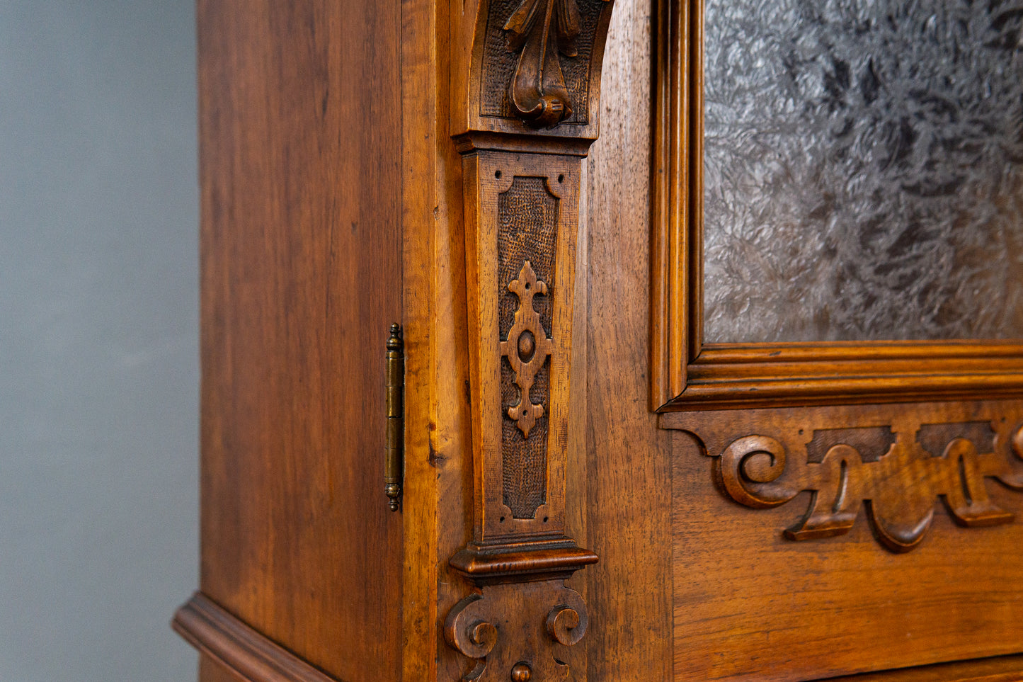 dekorativer Gründerzeit Bücherschrank, zweite Hälfte des 19.Jahrhunderts - Nussbaum Eiche zweitürig Eisglas Schrank Vitrine Büro
