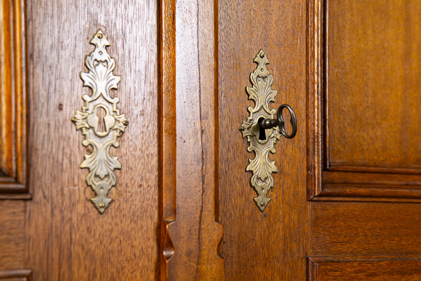 formschöner Gründerzeit Wäscheschrank, 2.Hälfte des 19.Jahrhunderts - Regal Kleiderschrank Kommode Garderobe zweitürig Alt Antik MÖBLINGER
