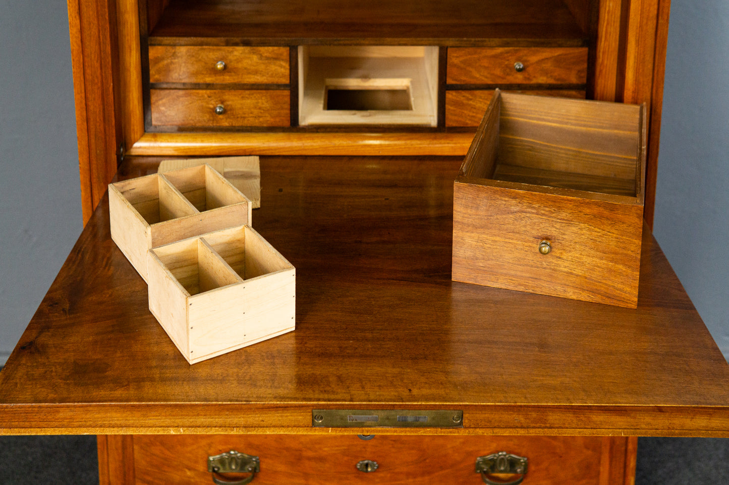 eleganter Jugendstil Standsekretär, Anfang des 20.Jahrhunderts - Sekretär Schrank Schreibtisch Kommode Nussbaum Büro Alt Antik MÖBLINGER