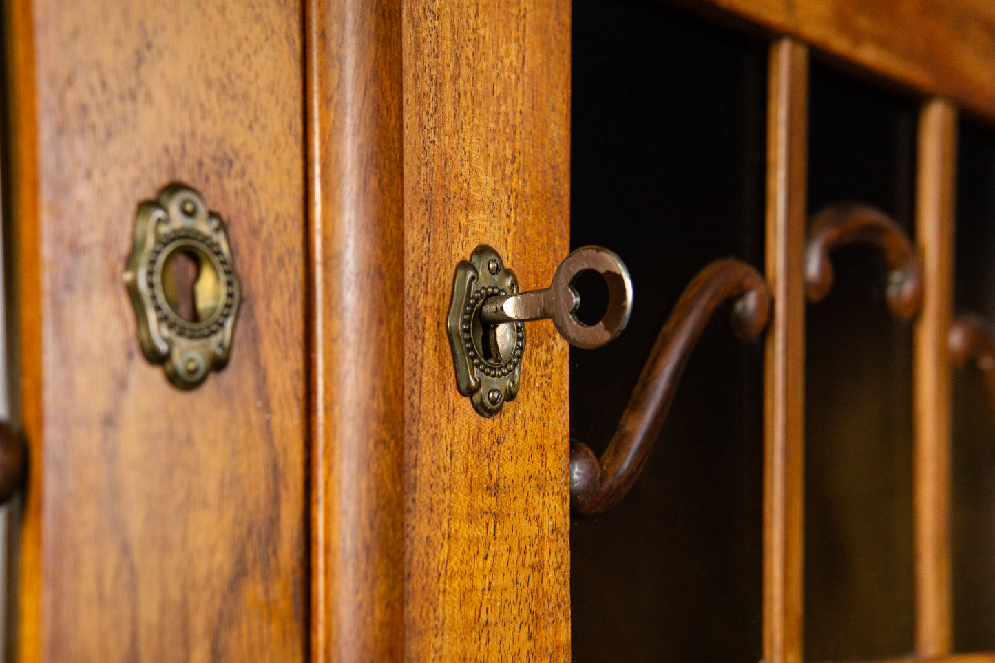 eleganter Jugendstil Standsekretär, Anfang des 20.Jahrhunderts - Sekretär Schrank Schreibtisch Kommode Nussbaum Büro Alt Antik MÖBLINGER