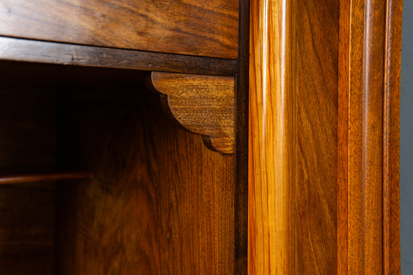 eleganter Jugendstil Standsekretär, Anfang des 20.Jahrhunderts - Sekretär Schrank Schreibtisch Kommode Nussbaum Büro Alt Antik MÖBLINGER