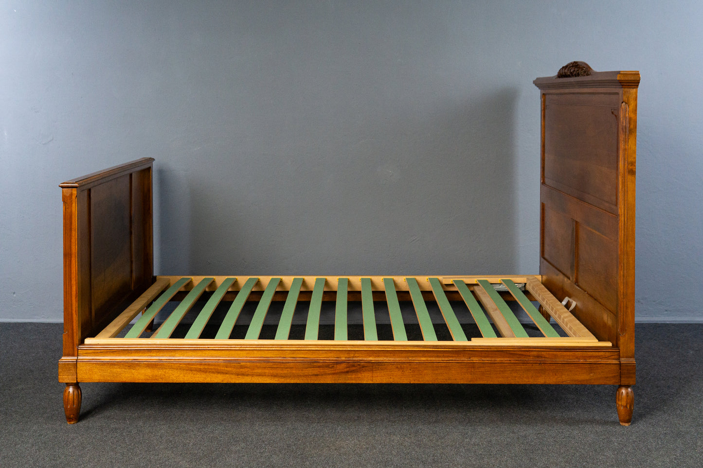 charmantes antikes französisches Bett aus Massivholz mit geschnitzten Verzierungen, Frankreich um 1900 - Bettgestell Bed Schlafzimmer Alt Antik MÖBLINGER