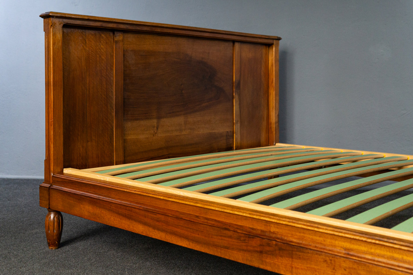 charmantes antikes französisches Bett aus Massivholz mit geschnitzten Verzierungen, Frankreich um 1900 - Bettgestell Bed Schlafzimmer Alt Antik MÖBLINGER