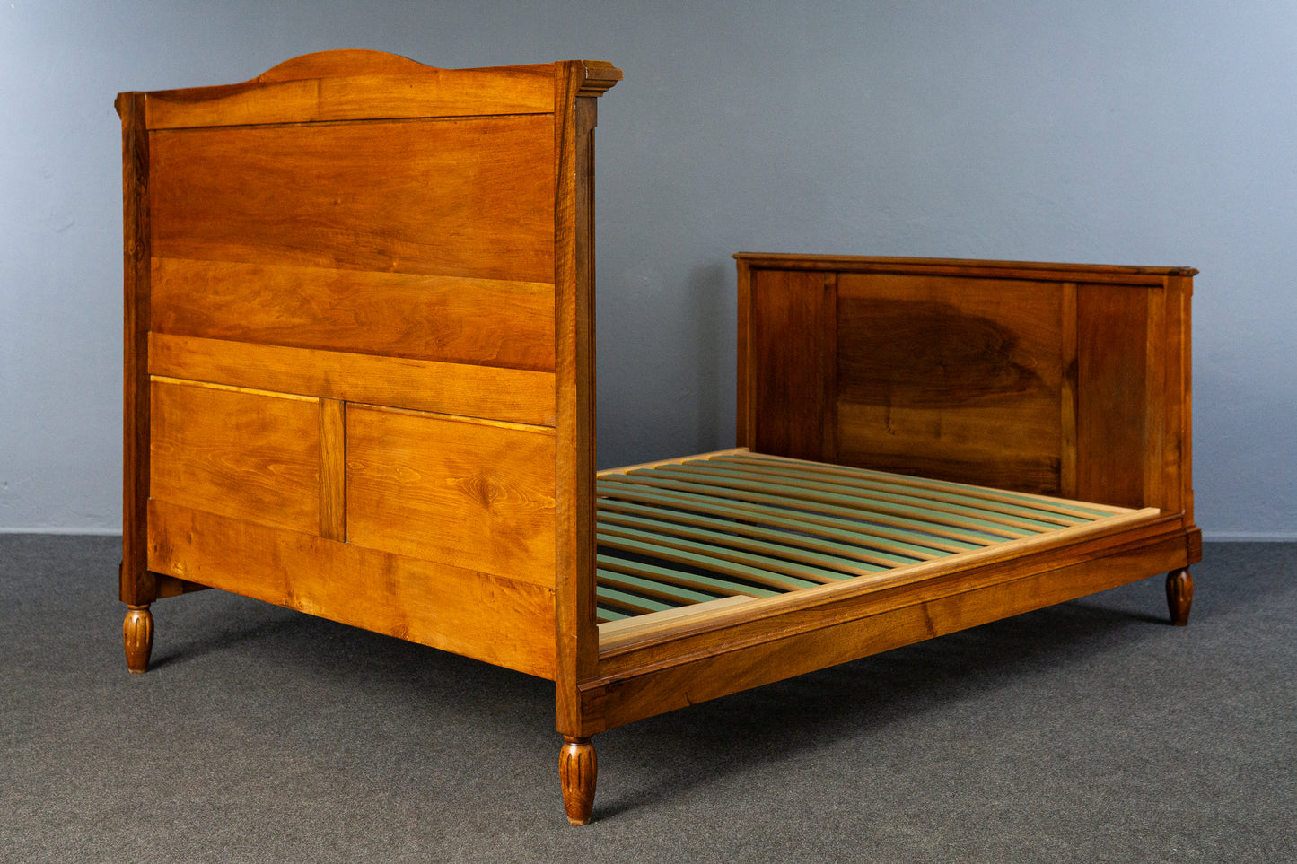 charmantes antikes französisches Bett aus Massivholz mit geschnitzten Verzierungen, Frankreich um 1900 - Bettgestell Bed Schlafzimmer Alt Antik MÖBLINGER