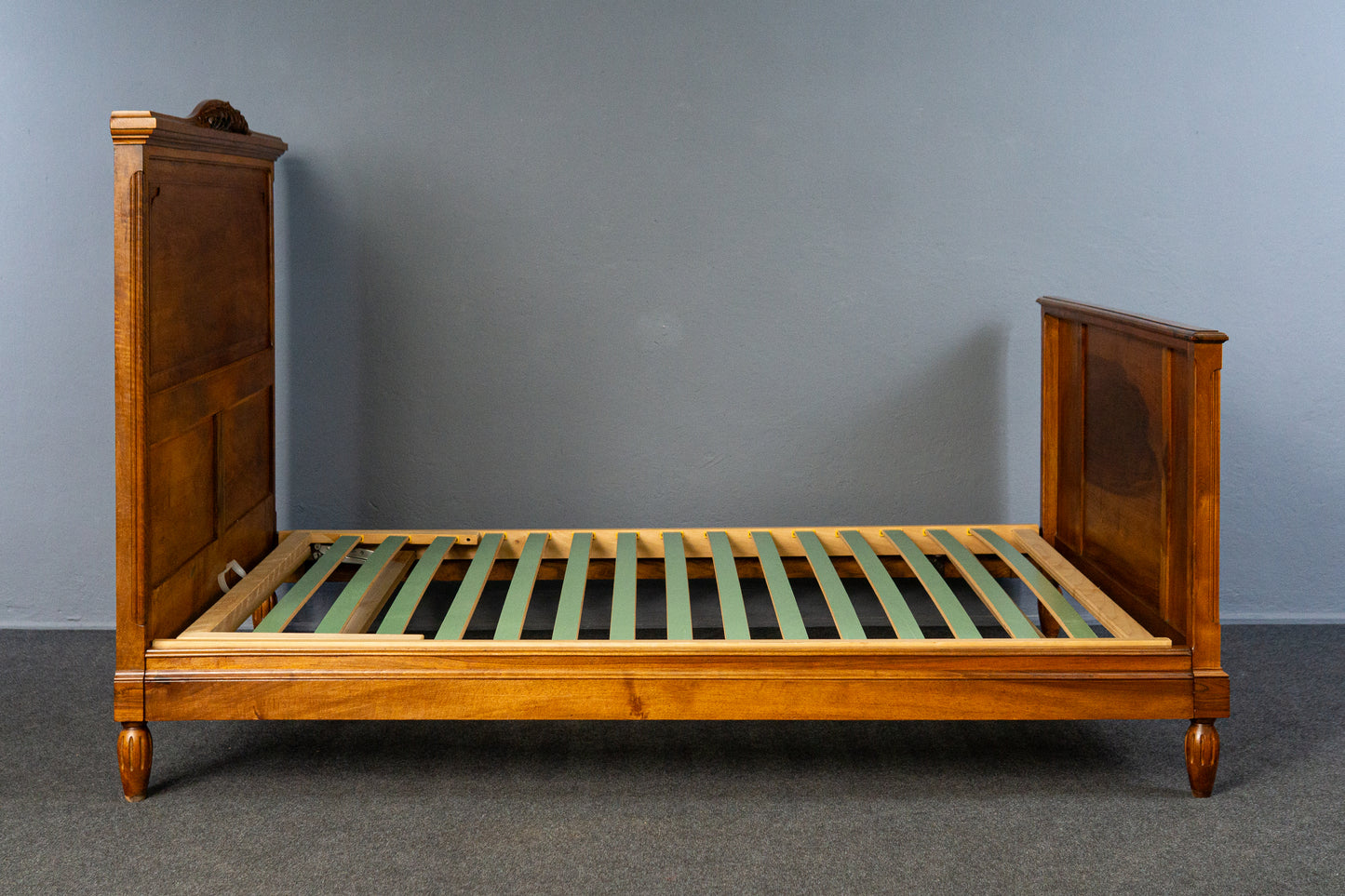 charmantes antikes französisches Bett aus Massivholz mit geschnitzten Verzierungen, Frankreich um 1900 - Bettgestell Bed Schlafzimmer Alt Antik MÖBLINGER